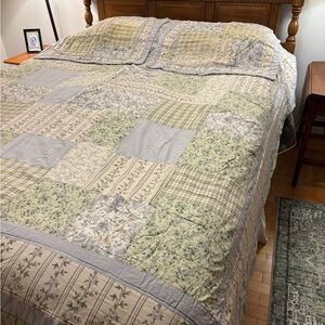 Vintage lightweight bed cover set with 2 pillow shams in a quilt pattern